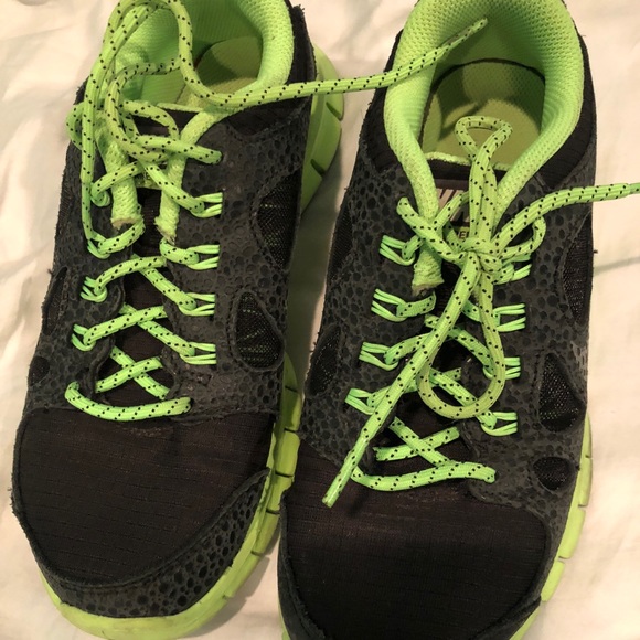 Black and lime green Nike running shoes - Picture 2 of 5